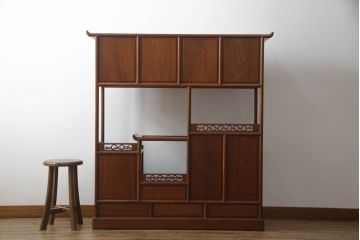 中古　美品　花梨(カリン)材　上質なこだわりの空間づくりにおすすめの飾り棚(茶棚、唐木、戸棚、収納棚、違い棚)(R-068145)