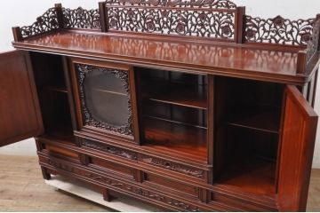 和製ビンテージ　民芸家具　花梨(カリン)材　細部まで施された彫刻のデザインが目を引く大振りのサイドボード(収納棚、飾り棚、戸棚、サイドキャビネット、ヴィンテージ)(R-068146)