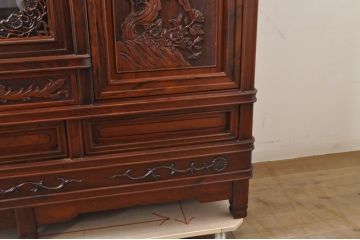 和製ビンテージ　民芸家具　花梨(カリン)材　細部まで施された彫刻のデザインが目を引く大振りのサイドボード(収納棚、飾り棚、戸棚、サイドキャビネット、ヴィンテージ)(R-068146)