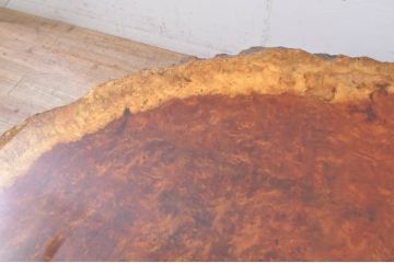 中古　花梨(カリン)材　ガラス天板付き　鳥眼杢が美しい存在感抜群の座卓(ローテーブル、センターテーブル)(R-068147)