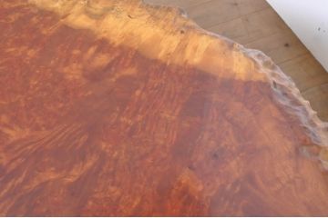 中古　花梨(カリン)材　ガラス天板付き　鳥眼杢が美しい存在感抜群の座卓(ローテーブル、センターテーブル)(R-068147)