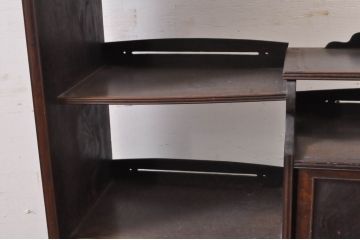 和製アンティーク　三方欅(ケヤキ)材　重厚な佇まいが魅力的な小振りの茶箪笥(違い棚、茶棚、収納棚、飾り棚、戸棚)(R-068155)