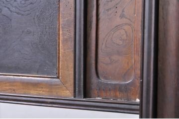 和製アンティーク　三方欅(ケヤキ)材　重厚な佇まいが魅力的な小振りの茶箪笥(違い棚、茶棚、収納棚、飾り棚、戸棚)(R-068155)