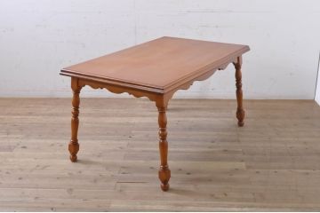 中古　美品　横浜ダニエル(daniel)　挽き物の脚がクラシカルな雰囲気を高めるダイニングテーブル(2人掛け、4人掛け、食卓、作業台)(R-068156)