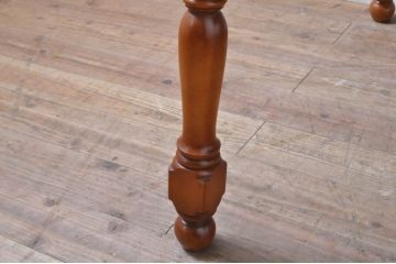 中古　美品　横浜ダニエル(daniel)　挽き物の脚がクラシカルな雰囲気を高めるダイニングテーブル(2人掛け、4人掛け、食卓、作業台)(R-068156)