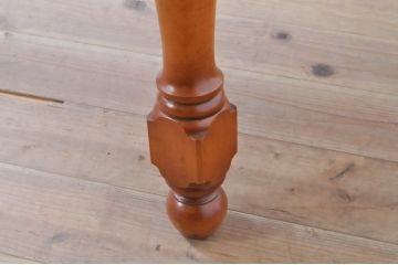 中古　美品　横浜ダニエル(daniel)　挽き物の脚がクラシカルな雰囲気を高めるダイニングテーブル(2人掛け、4人掛け、食卓、作業台)(R-068156)