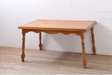 中古　美品　横浜ダニエル(daniel)　挽き物の脚がクラシカルな雰囲気を高めるダイニングテーブル(2人掛け、4人掛け、食卓、作業台)(R-068156)
