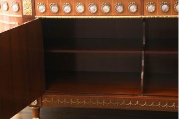 中古　スペイン家具　マリネール(Mariner)　最上級モデル　優美で華やかな装飾が見事なサイドボード(サイドキャビネット、コンソールキャビネット、リビングボード、収納棚、戸棚、店舗什器)(定価約250万円)(R-068159)