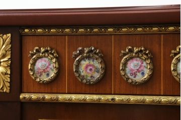 中古　スペイン家具　マリネール(Mariner)　最上級モデル　優美で華やかな装飾が見事なサイドボード(サイドキャビネット、コンソールキャビネット、リビングボード、収納棚、戸棚、店舗什器)(定価約250万円)(R-068159)