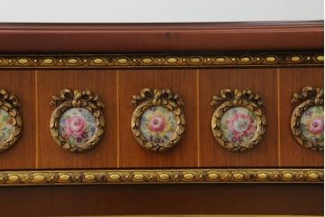 中古　スペイン家具　マリネール(Mariner)　最上級モデル　優美で華やかな装飾が見事なサイドボード(サイドキャビネット、コンソールキャビネット、リビングボード、収納棚、戸棚、店舗什器)(定価約250万円)(R-068159)