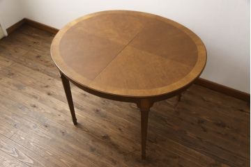 中古　DREXEL HERITAGE(ドレクセルヘリテイジ)　TRYON MANOR(トライオンメナー)　天板のデザインがおしゃれ!気品ある佇まいの伸長式ダイニングテーブル(エクステンションテーブル、2人掛け、4人掛け、6人掛け)(R-068160)