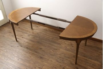 中古　DREXEL HERITAGE(ドレクセルヘリテイジ)　TRYON MANOR(トライオンメナー)　天板のデザインがおしゃれ!気品ある佇まいの伸長式ダイニングテーブル(エクステンションテーブル、2人掛け、4人掛け、6人掛け)(R-068160)