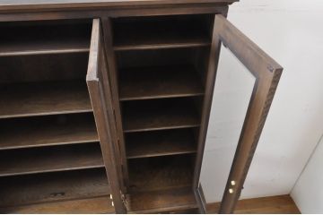 中古　美品　神戸洋家具　永田良介商店　クラシカルで品のある佇まいが美しいキャビネット(カップボード、食器棚、戸棚、収納棚、飾り棚)(R-068161)