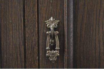 中古　美品　神戸洋家具　永田良介商店　クラシカルで品のある佇まいが美しいキャビネット(カップボード、食器棚、戸棚、収納棚、飾り棚)(R-068161)