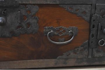 和製アンティーク　前面欅(ケヤキ)　金具の大きな佐渡小木箪笥(佐渡箪笥、和タンス、時代たんす、収納箪笥、衣装箪笥、整理箪笥、重ねタンス、引き出し)(R-068162)