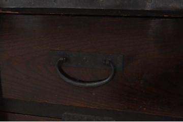和製アンティーク　前面欅(ケヤキ)　金具の大きな佐渡小木箪笥(佐渡箪笥、和タンス、時代たんす、収納箪笥、衣装箪笥、整理箪笥、重ねタンス、引き出し)(R-068162)