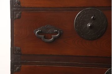 和製アンティーク　前面欅(ケヤキ)材　味わい深い風合いが魅力の米沢箪笥(重ね箪笥、衣装箪笥、収納たんす、整理タンス、時代箪笥、引き出し)(R-068165)