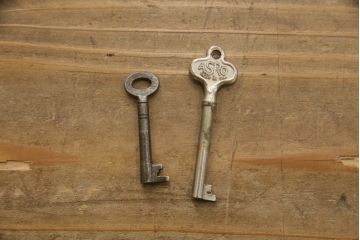 イギリスアンティーク　華やかな彫刻とクラシカルな雰囲気が魅力的なブックケース(本箱、キャビネット、収納棚、戸棚、飾り棚、英国)(R-068170)