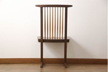 中古　ジョージナカシマ　桜製作所　コノイドチェア(CONOID CHAIR)　CN101　スタイリッシュな佇まいのサイドチェア(ジョージ・ナカシマ、板座チェア、ダイニングチェア、椅子、イス)(R-068181)