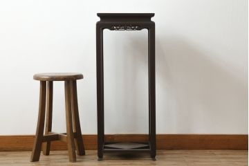 和製アンティーク　花梨(カリン)材　落ち着いた色味にシンプルな彫刻が美しい縦型花台(サイドテーブル、エンドテーブル、ナイトテーブル、飾り台)(R-068186)