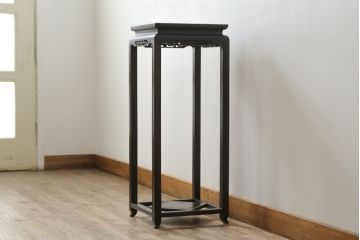 和製アンティーク　花梨(カリン)材　落ち着いた色味にシンプルな彫刻が美しい縦型花台(サイドテーブル、エンドテーブル、ナイトテーブル、飾り台)(R-068186)
