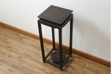 和製アンティーク　花梨(カリン)材　落ち着いた色味にシンプルな彫刻が美しい縦型花台(サイドテーブル、エンドテーブル、ナイトテーブル、飾り台)(R-068186)