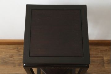 和製アンティーク　花梨(カリン)材　落ち着いた色味にシンプルな彫刻が美しい縦型花台(サイドテーブル、エンドテーブル、ナイトテーブル、飾り台)(R-068186)