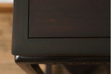 和製アンティーク　花梨(カリン)材　落ち着いた色味にシンプルな彫刻が美しい縦型花台(サイドテーブル、エンドテーブル、ナイトテーブル、飾り台)(R-068186)