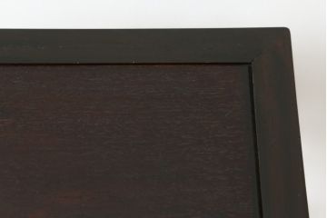 和製アンティーク　花梨(カリン)材　落ち着いた色味にシンプルな彫刻が美しい縦型花台(サイドテーブル、エンドテーブル、ナイトテーブル、飾り台)(R-068186)