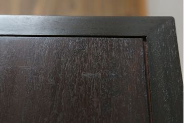 和製アンティーク　花梨(カリン)材　落ち着いた色味にシンプルな彫刻が美しい縦型花台(サイドテーブル、エンドテーブル、ナイトテーブル、飾り台)(R-068186)