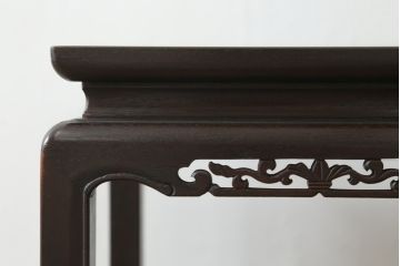 和製アンティーク　花梨(カリン)材　落ち着いた色味にシンプルな彫刻が美しい縦型花台(サイドテーブル、エンドテーブル、ナイトテーブル、飾り台)(R-068186)