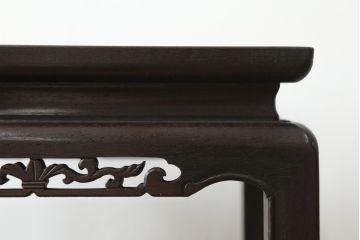 和製アンティーク　花梨(カリン)材　落ち着いた色味にシンプルな彫刻が美しい縦型花台(サイドテーブル、エンドテーブル、ナイトテーブル、飾り台)(R-068186)
