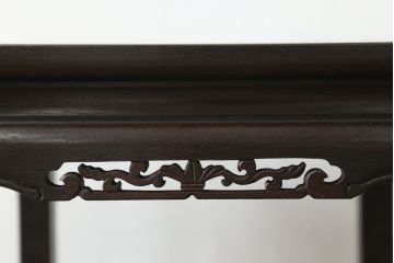 和製アンティーク　花梨(カリン)材　落ち着いた色味にシンプルな彫刻が美しい縦型花台(サイドテーブル、エンドテーブル、ナイトテーブル、飾り台)(R-068186)