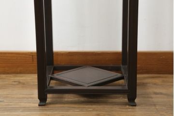 和製アンティーク　花梨(カリン)材　落ち着いた色味にシンプルな彫刻が美しい縦型花台(サイドテーブル、エンドテーブル、ナイトテーブル、飾り台)(R-068186)