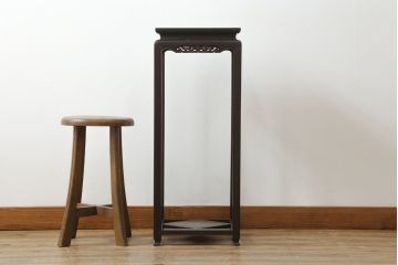 和製アンティーク　花梨(カリン)材　落ち着いた色味にシンプルな彫刻が美しい縦型花台(サイドテーブル、エンドテーブル、ナイトテーブル、飾り台)(R-068186)