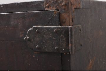 和製アンティーク　古作造り　落ち着いた佇まいが魅力的な杉材の素朴な掛硯型船箪笥(懸硯型、舟箪笥、帳箱、時代箪笥、帳場箪笥、小物収納、小引き出し)(R-068188)