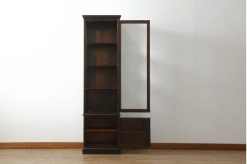 中古　美品　北海道民芸家具　#154　三方ガラス飾り棚　シックな佇まいが魅力の縦型キャビネット(飾り棚、ガラスケース、ショーケース、コレクションケース、キュリオケース、収納棚、戸棚)(R-068189)