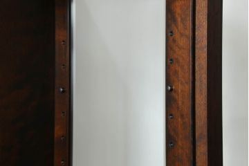 中古　美品　北海道民芸家具　#154　三方ガラス飾り棚　シックな佇まいが魅力の縦型キャビネット(飾り棚、ガラスケース、ショーケース、コレクションケース、キュリオケース、収納棚、戸棚)(R-068189)