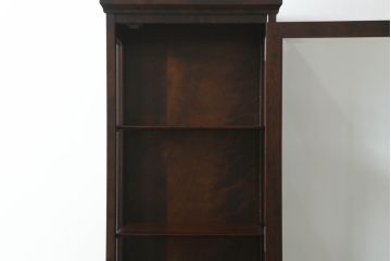 中古　美品　北海道民芸家具　#154　三方ガラス飾り棚　シックな佇まいが魅力の縦型キャビネット(飾り棚、ガラスケース、ショーケース、コレクションケース、キュリオケース、収納棚、戸棚)(R-068189)