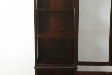 中古　美品　北海道民芸家具　#154　三方ガラス飾り棚　シックな佇まいが魅力の縦型キャビネット(飾り棚、ガラスケース、ショーケース、コレクションケース、キュリオケース、収納棚、戸棚)(R-068189)