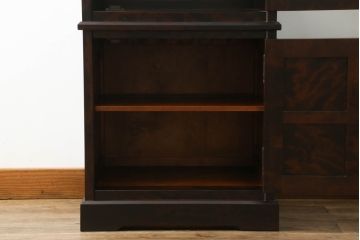 中古　美品　北海道民芸家具　#154　三方ガラス飾り棚　シックな佇まいが魅力の縦型キャビネット(飾り棚、ガラスケース、ショーケース、コレクションケース、キュリオケース、収納棚、戸棚)(R-068189)