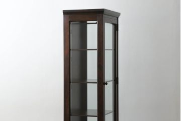 中古　美品　北海道民芸家具　#154　三方ガラス飾り棚　シックな佇まいが魅力の縦型キャビネット(飾り棚、ガラスケース、ショーケース、コレクションケース、キュリオケース、収納棚、戸棚)(R-068189)