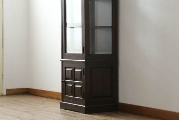 中古　美品　北海道民芸家具　#154　三方ガラス飾り棚　シックな佇まいが魅力の縦型キャビネット(飾り棚、ガラスケース、ショーケース、コレクションケース、キュリオケース、収納棚、戸棚)(R-068189)
