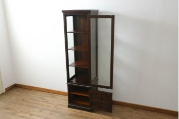 中古　美品　北海道民芸家具　#154　三方ガラス飾り棚　シックな佇まいが魅力の縦型キャビネット(飾り棚、ガラスケース、ショーケース、コレクションケース、キュリオケース、収納棚、戸棚)(R-068189)