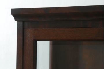 中古　美品　北海道民芸家具　#154　三方ガラス飾り棚　シックな佇まいが魅力の縦型キャビネット(飾り棚、ガラスケース、ショーケース、コレクションケース、キュリオケース、収納棚、戸棚)(R-068189)