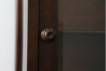 中古　美品　北海道民芸家具　#154　三方ガラス飾り棚　シックな佇まいが魅力の縦型キャビネット(飾り棚、ガラスケース、ショーケース、コレクションケース、キュリオケース、収納棚、戸棚)(R-068189)