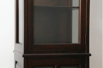 中古　美品　北海道民芸家具　#154　三方ガラス飾り棚　シックな佇まいが魅力の縦型キャビネット(飾り棚、ガラスケース、ショーケース、コレクションケース、キュリオケース、収納棚、戸棚)(R-068189)