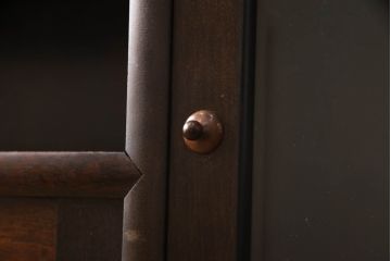 中古　美品　松本民芸家具　どこかレトロな雰囲気も感じる90型茶タンス(サイドボード、戸棚、収納棚)(定価約44万円)(R-068190)