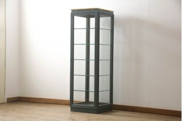 中古　バロッサバレンティ(VARO,S.A. VALENTI)　グリーンカラーが空間のアクセントになる縦型ガラスケース(ショーケース、飾り棚、陳列棚、ガラスキャビネット、店舗什器)(R-068194)