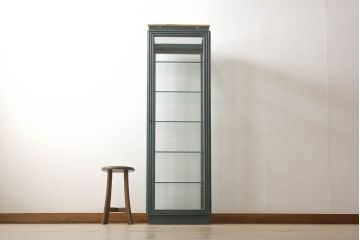 中古　バロッサバレンティ(VARO,S.A. VALENTI)　グリーンカラーが空間のアクセントになる縦型ガラスケース(ショーケース、飾り棚、陳列棚、ガラスキャビネット、店舗什器)(R-068194)